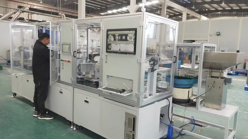 在选择上下料机器人时，需要关注以下技术参数：